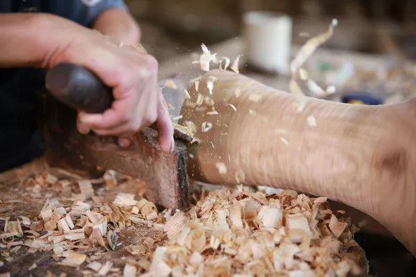 制胎雕刻调漆髹漆彩绘根据制作漆器的工序,有雕工,漆工,画工三大工种.