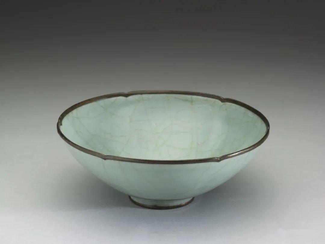 但在台北故宫早年出版的图录里均定为"北宋官窑"器