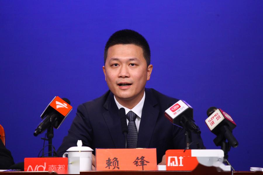 首先有请赖锋先生介绍疫情防控青年志愿服务的相关情况.