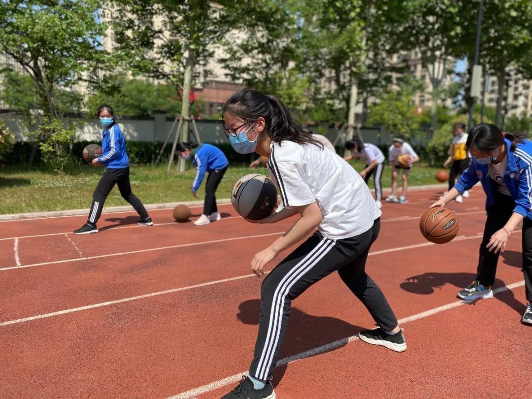 体育课堂间距要大郑州市第五十八中学于4月13日开学以来,基于全校领导