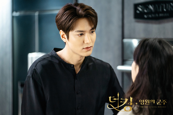 theking永远的君主李敏镐金高银最新剧照公开暧昧的气氛