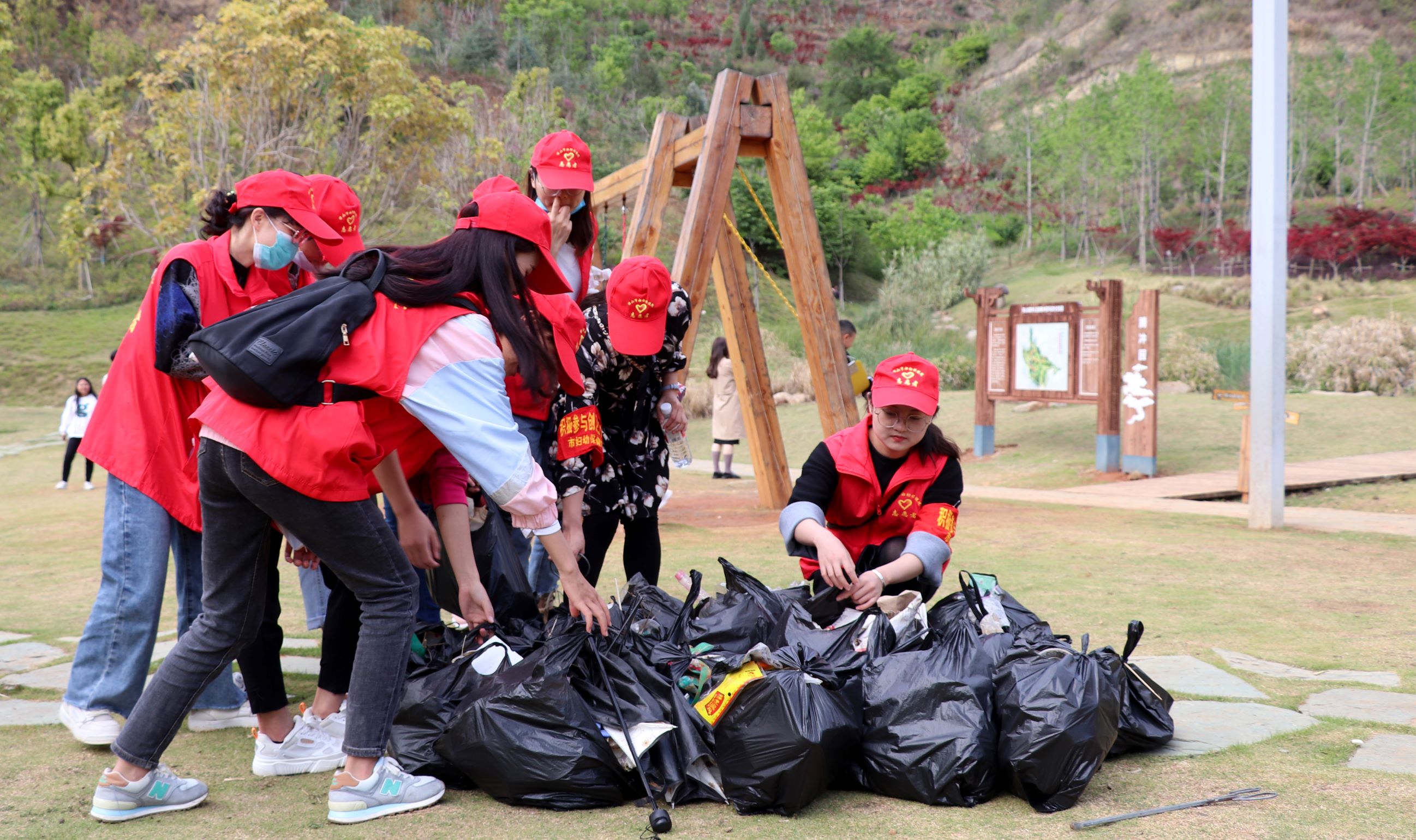 保山市妇幼保健院开展东山公园弯腰行动系列活动