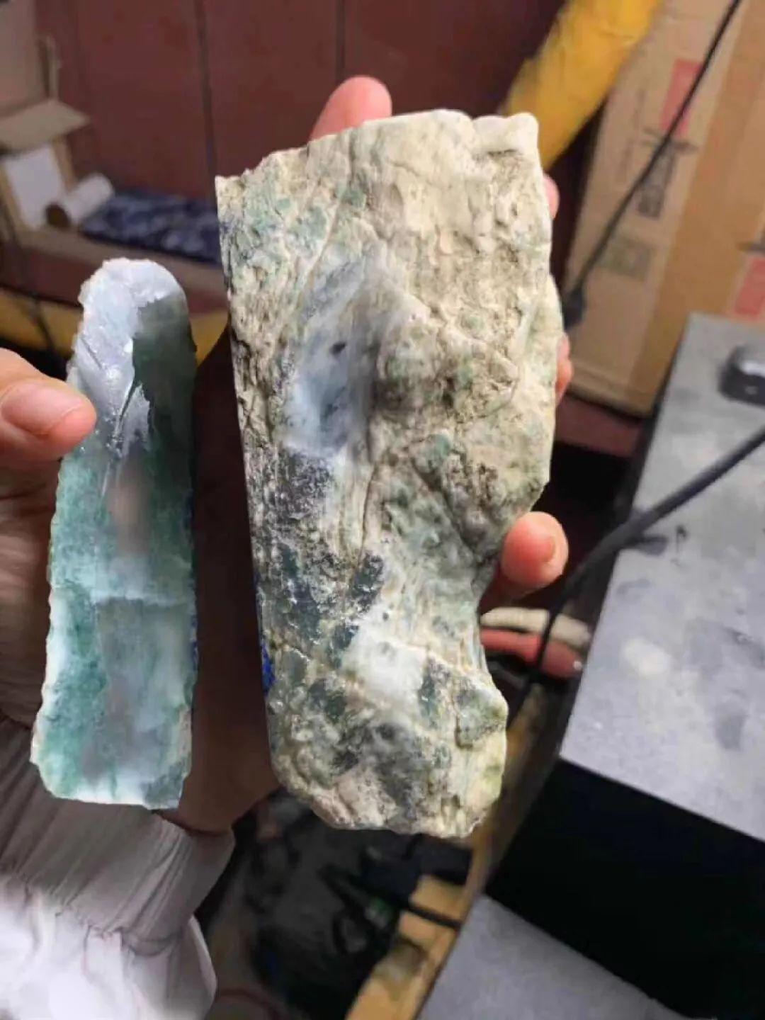 男子花88000入手的"木那"翡翠原石,切开之后悬着的心放下了!