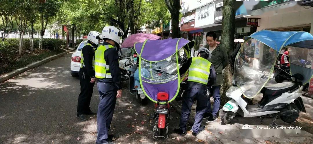 危險電動車加裝了遮陽傘修水一男子險些丟了命