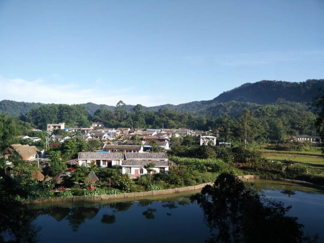 琼中峡漂流位于海南省琼中县和平镇合口村,处于境内万泉河中,两岸沿河