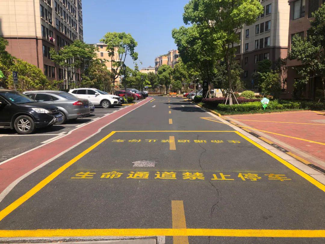 打通生命通道奉贤住宅小区进行消防专项演练