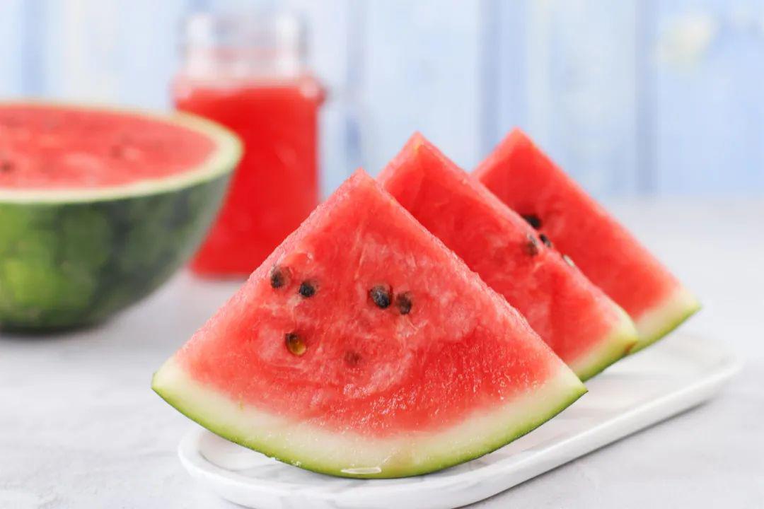 宽广超市产地直采皮薄肉厚清甜水润的甜王西瓜一口下去甜到你心