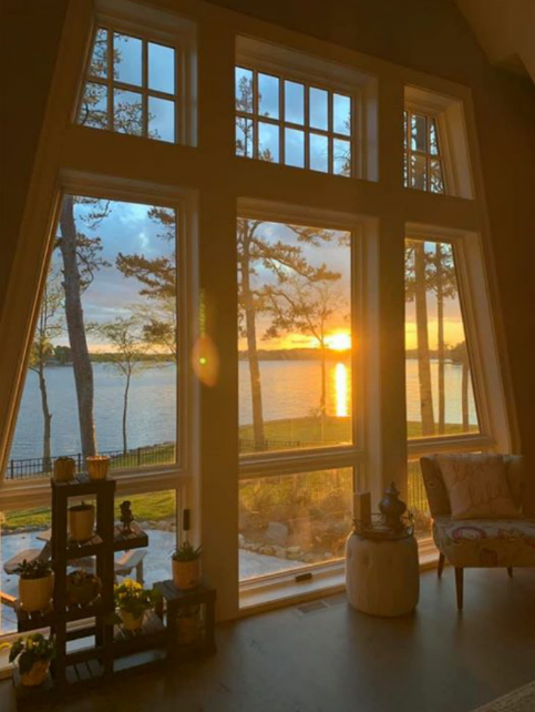 town市,狒狒又来我家窗前讨吃的咯~""这是来自挪威leikanger市镇窗外