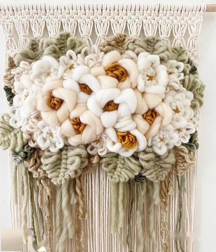 盛开在编织挂毯里的花朵