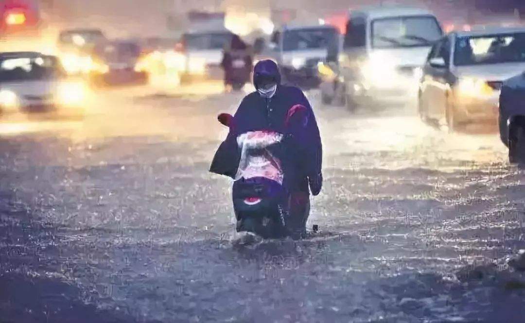 下雨骑电动车表情包图片