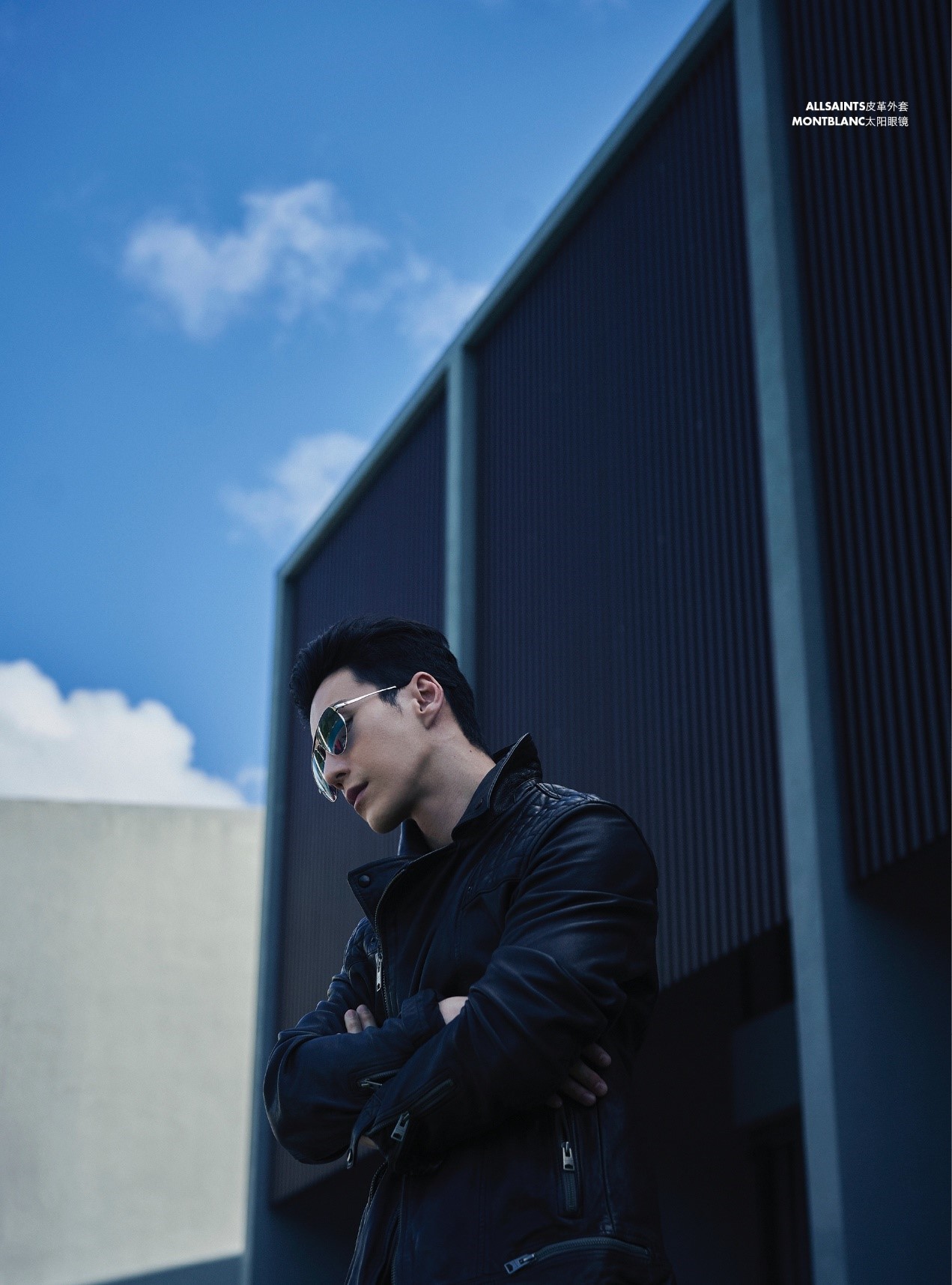 王冠逸最新杂志封面曝光纯白衬衫演绎简约时尚