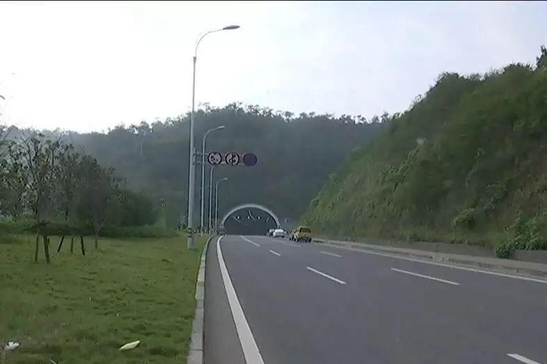 路湾板块与主城区仅有一条隧道相隔,而隧道仅有633米,骑骑电动车,很