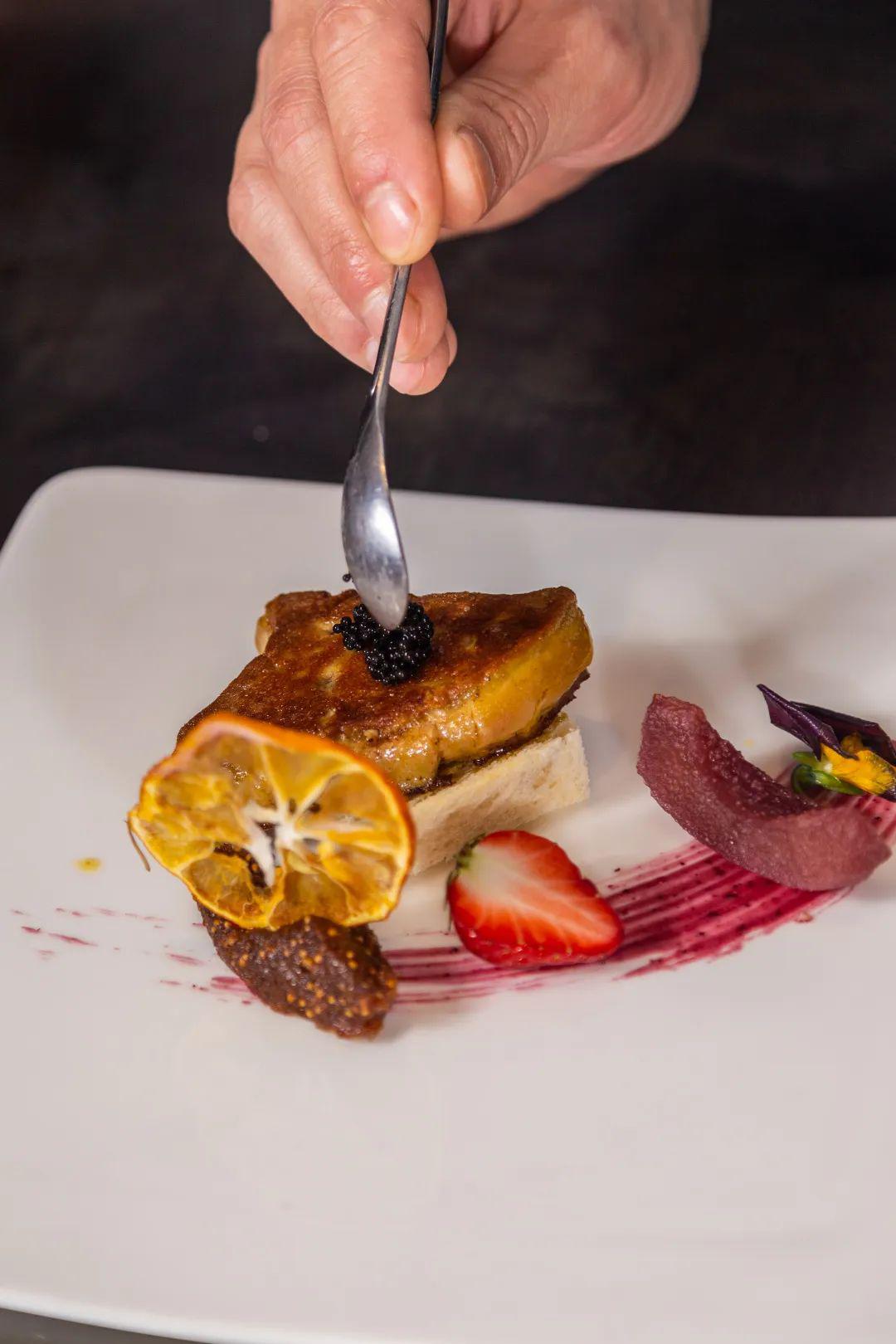 那法式铁板烧更是餐桌上的艺术