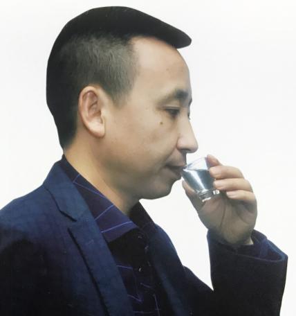 一位幼童入迷地看着李兴发勾兑的身影……男孩名叫令狐昌权,二伯