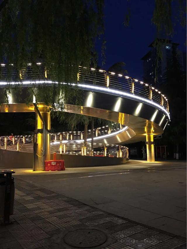 西安最美人行天桥晚上看更出众
