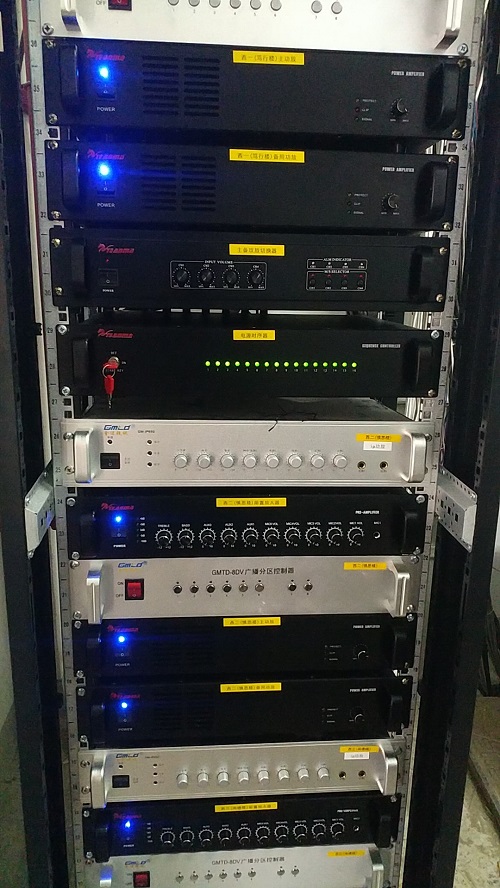 其主控设备安装在学校的广播室,同时在值班室安装一台远程控制呼叫