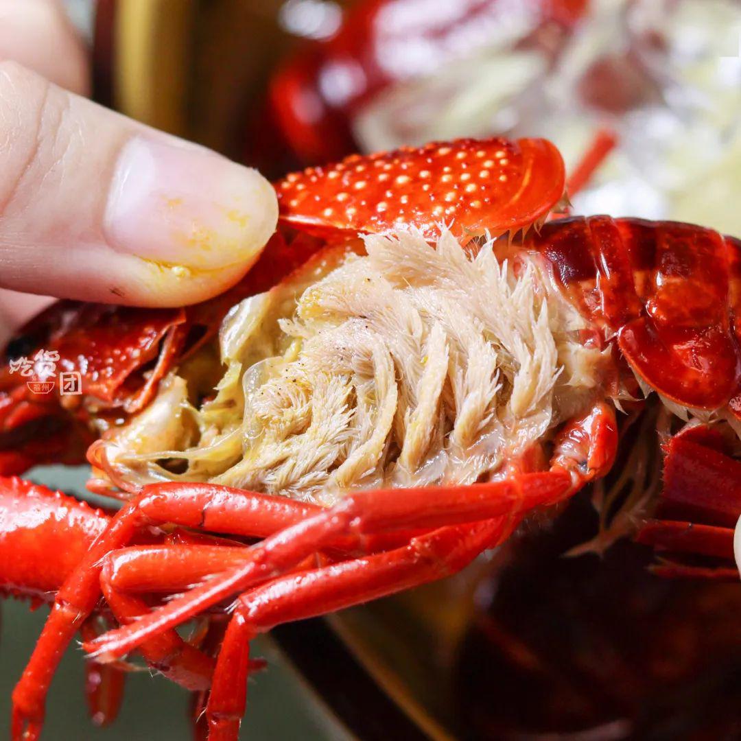 小龙虾要先放入五年的花雕酒和老板的秘制酱料中煮12分钟,再捞起倒入