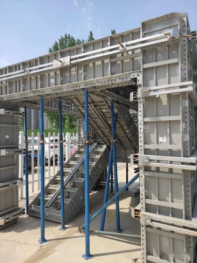 提起铝模,或许很多人并不了解,但是我要说木模相信大部分人都知道是