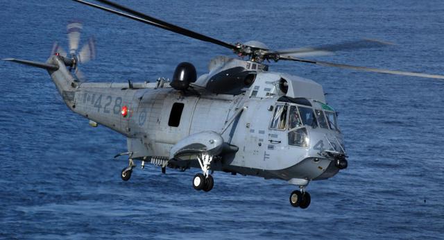 原创一架军用直升机坠海北约3国出动军舰搜救已发现部分遗体