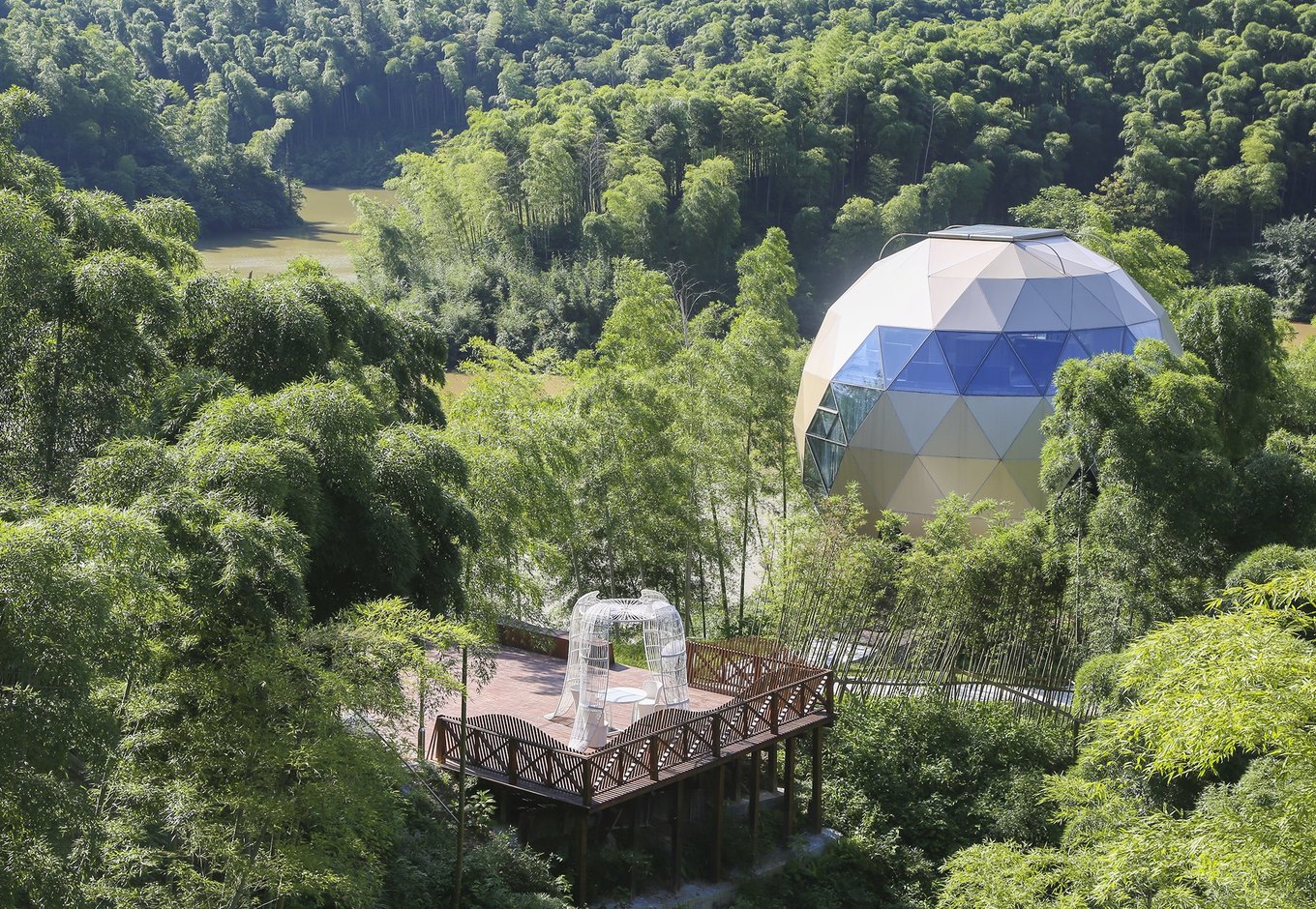 原创这家民宿外观是星球模样还到处都是黑科技周边有竹林有河流