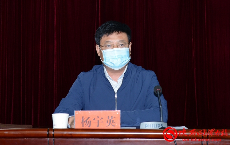 临渭区副区长杨宇英宣读表彰决定.