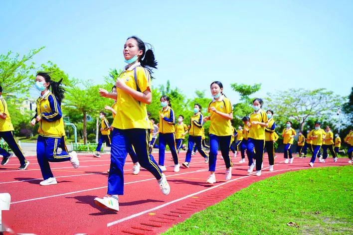 健身知识学生之间应保持安全间隔户外上体育课可不戴口罩