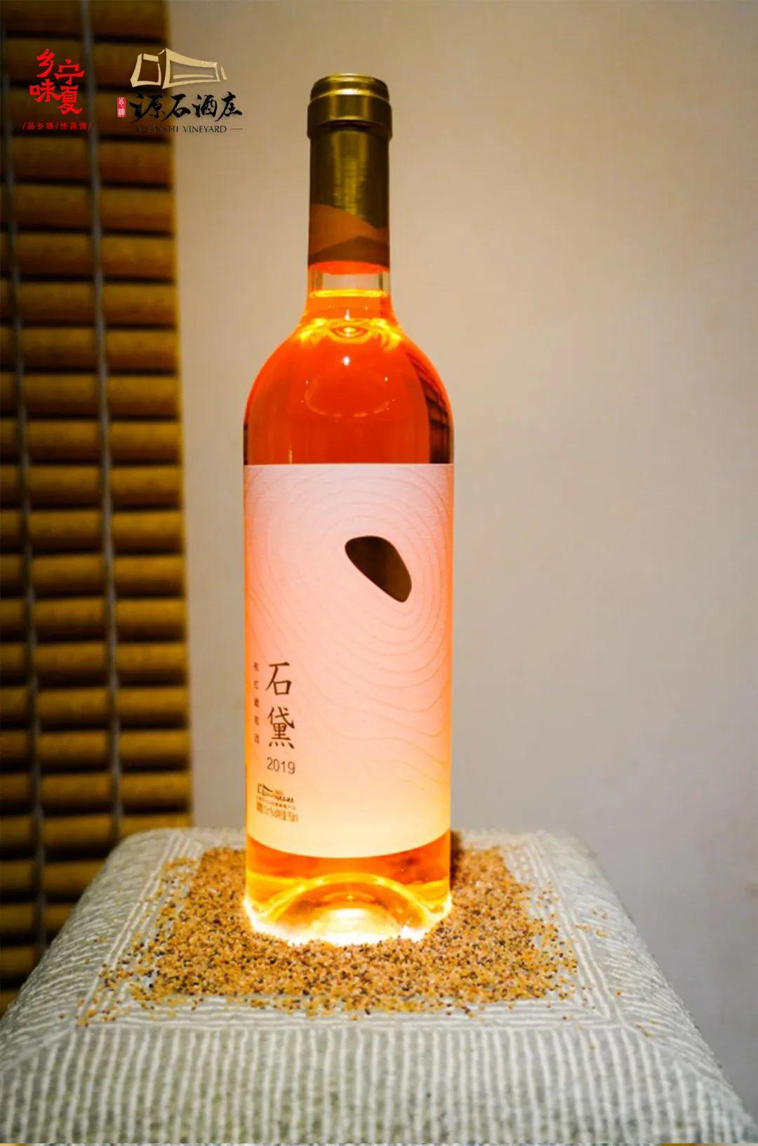 据酒庄讲解员介绍庄主为了展示这颗榆树的美特意将品酒大厅扩大了三