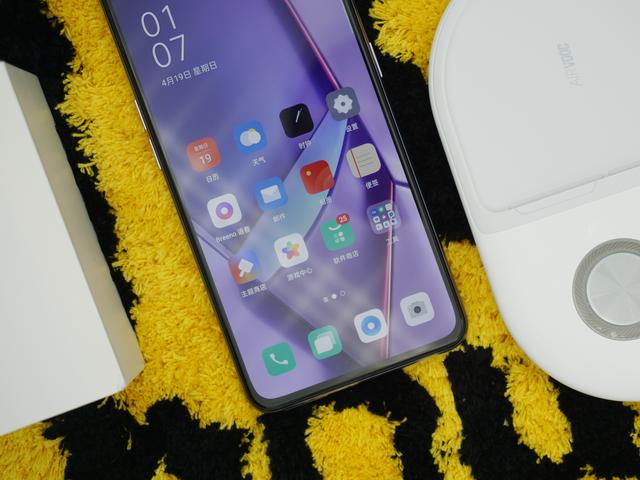 这一次oppo ace2并没有使用上一代ace的水滴屏幕,而是采用了开孔尺寸
