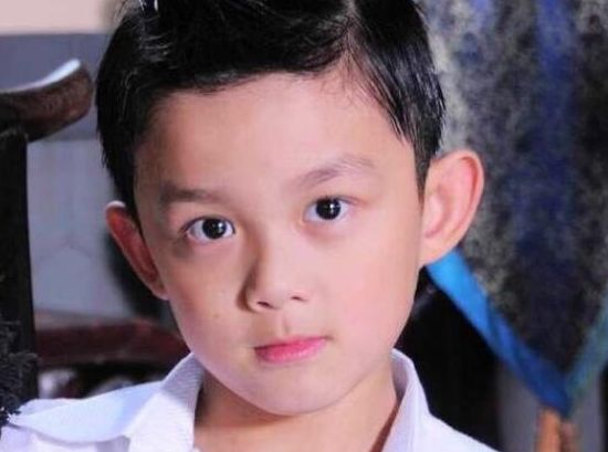 他12岁一眼惊艳众人,退圈后令人念念不忘,如今17年过去帅气_翁斐然