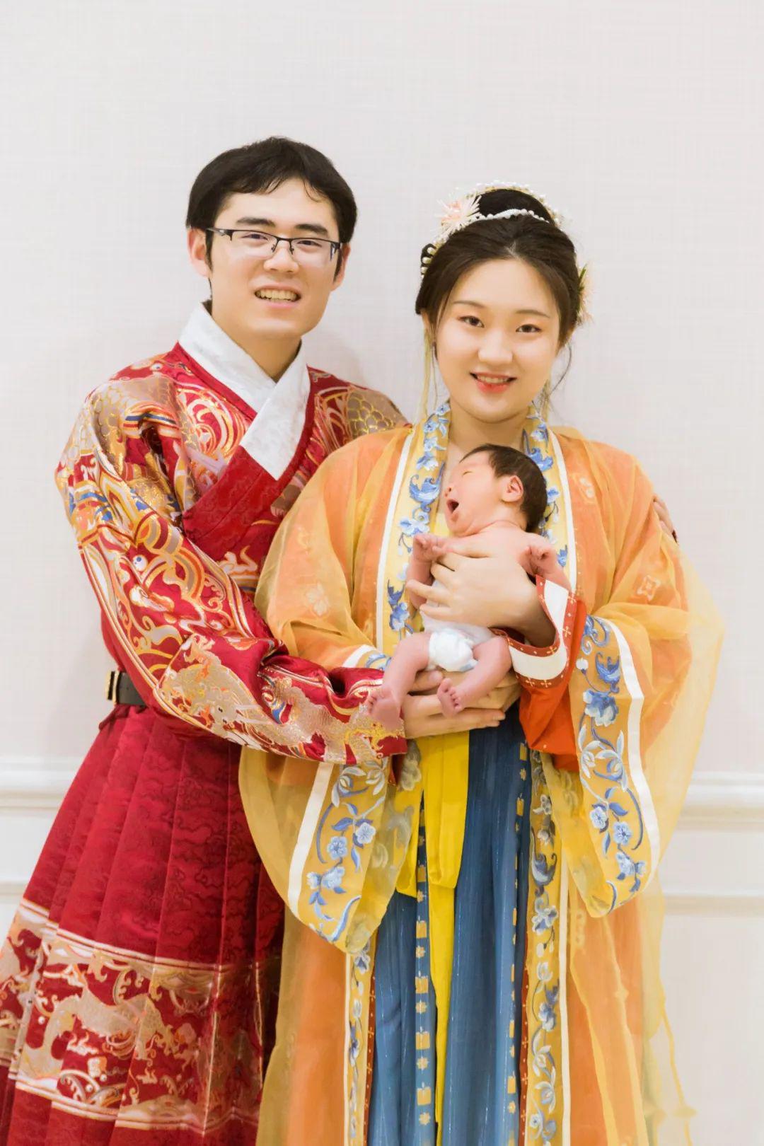 汉服全家福幸福的时光与你一起迎接小生命的到来