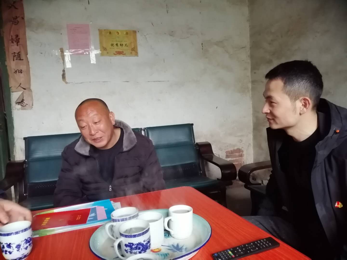 "近日,湖南黄金集团党委书记,董事长黄启富冒雨赶到平江县长寿镇