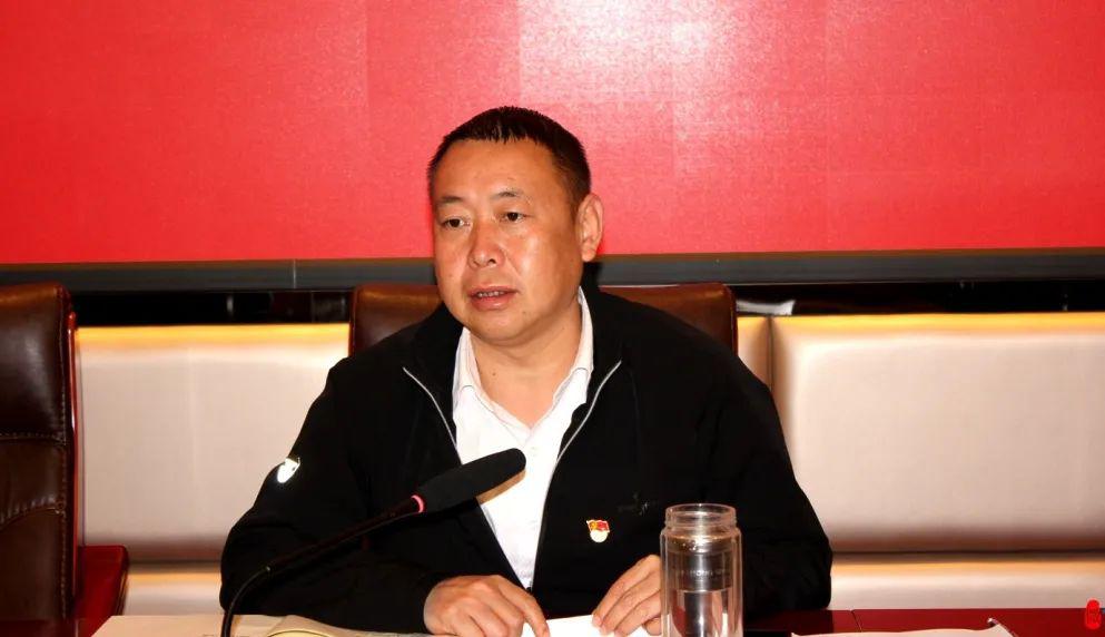 受金川县委书记卞思发同志委托,田长新代表县委,政府向各条战线上的