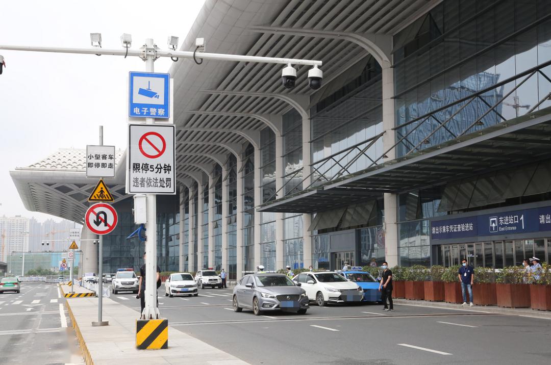 紧急提醒今天起南宁东站施行限停抓拍停车不得超过5分钟否则930新闻眼