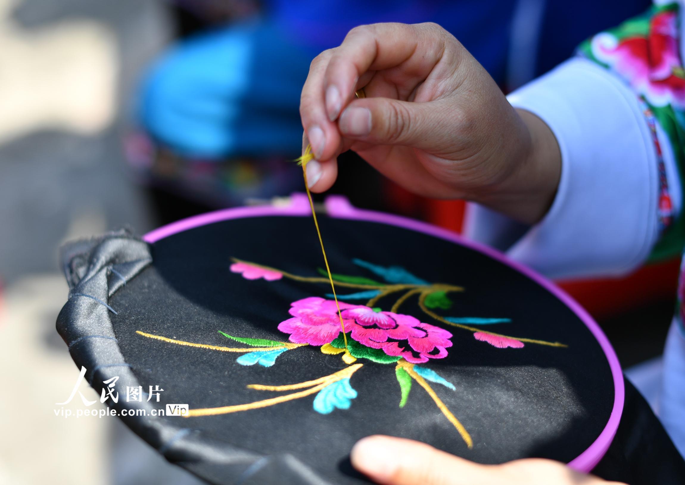 湖南花垣:学苗绣助脱贫