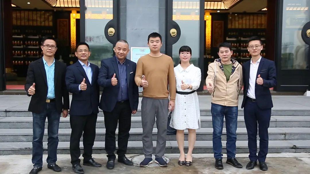 风云人物对话品牌节目"应邀走进新会"新宝堂"考察陈皮生产老字号企业