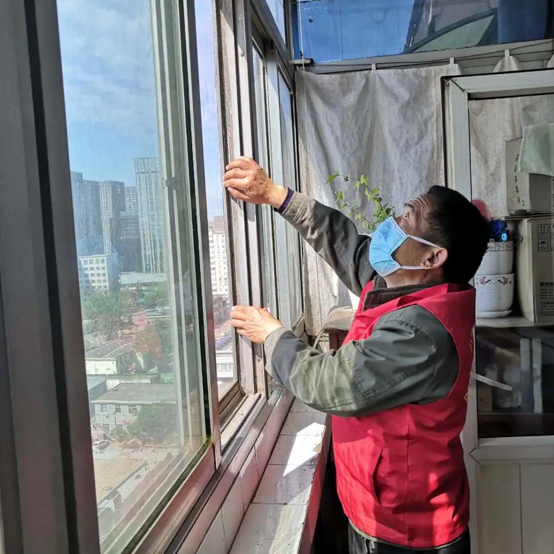 试点街道丨为老服务换纱窗爱卫清洁美家园八角街道古城南里社区爱国