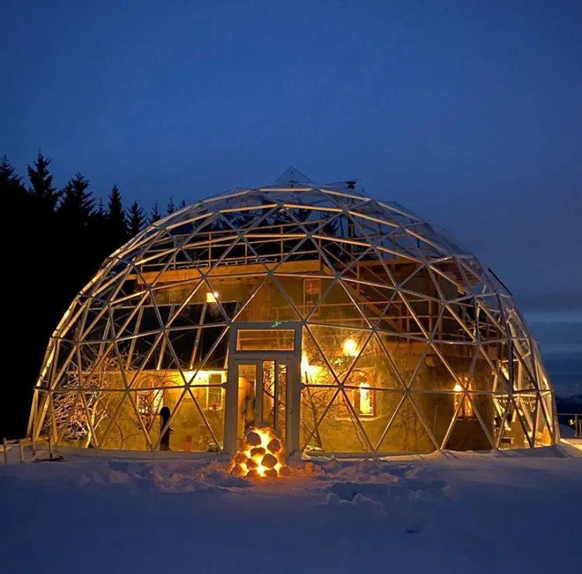 带4个娃,夫妻在北极圈盖"水晶房",抬头就能看极光,网友:美爆了!