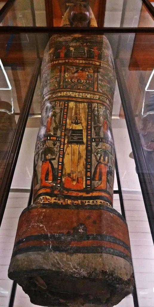 她的木乃伊就封存在石棺内,而且从封上的那一刻起,两千八百年来从没有