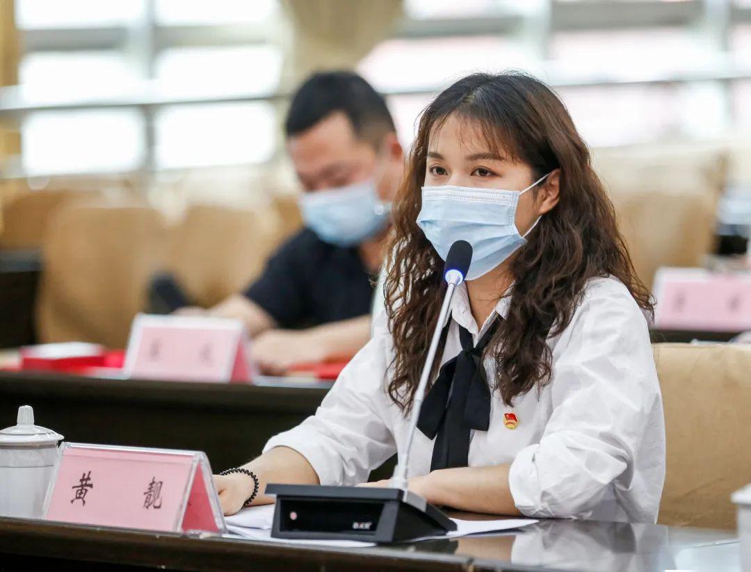 基层团干部代表黄靓社会青年代表帅长法青年志愿者代表乐婷范志斌强调