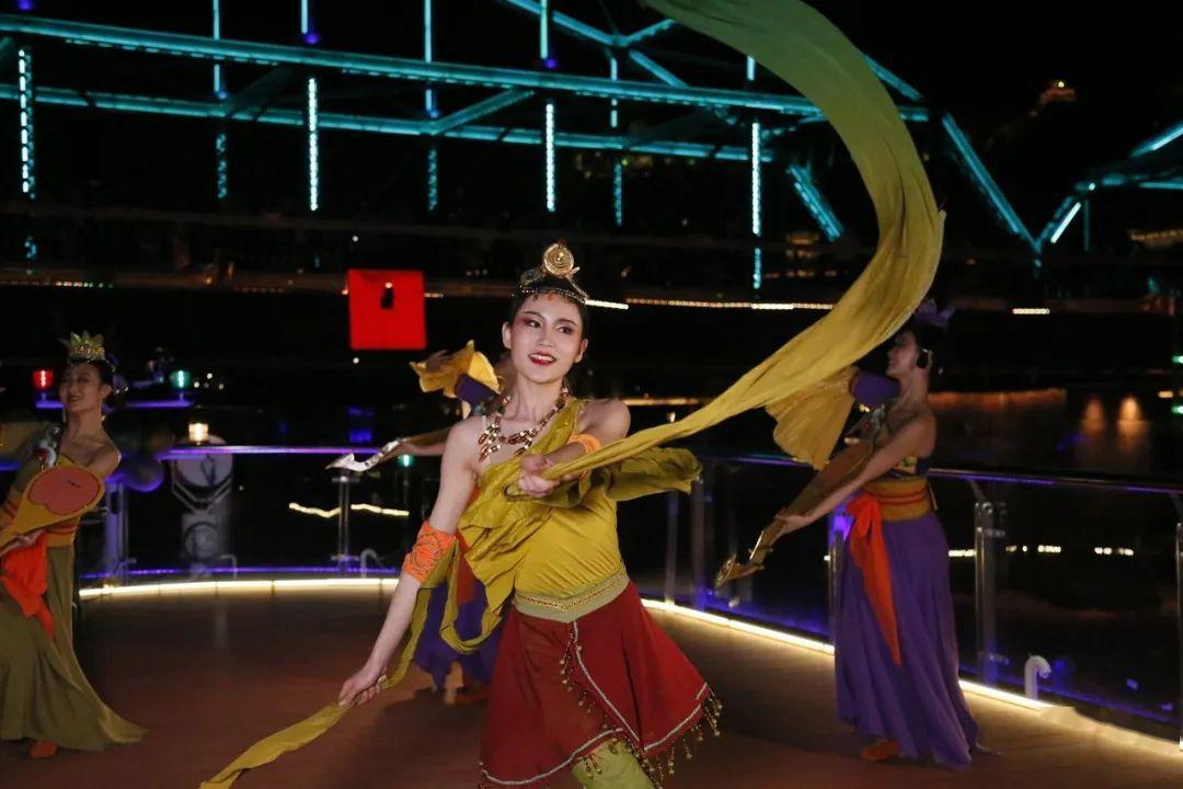 飞天舞黄河,乘夜游兰州