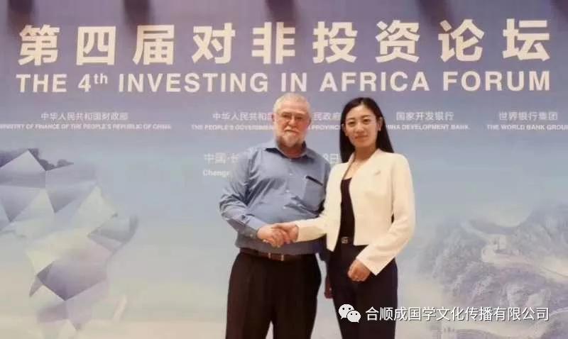 并赞叹中华国学文化的神奇 与张紫琪老师亲密合影年轻美女实战派导师"