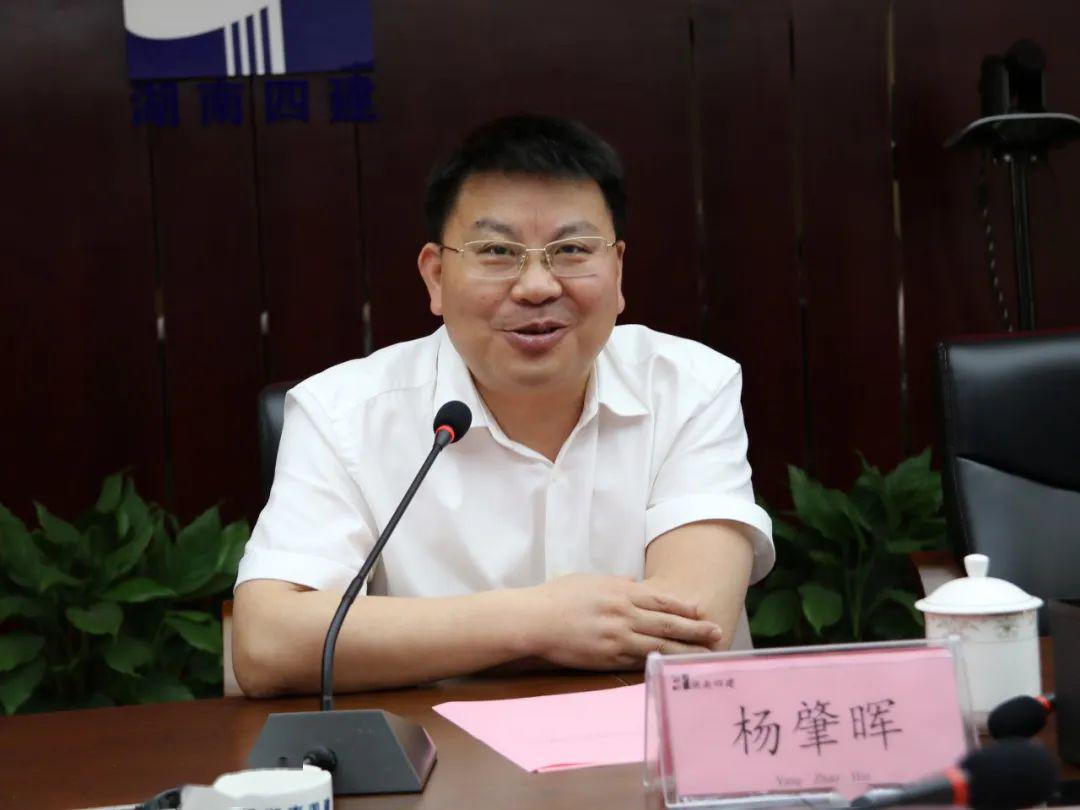 "4月30日上午,在新邵县委常委,常务副县长,县政府党组副书记杨肇晖等