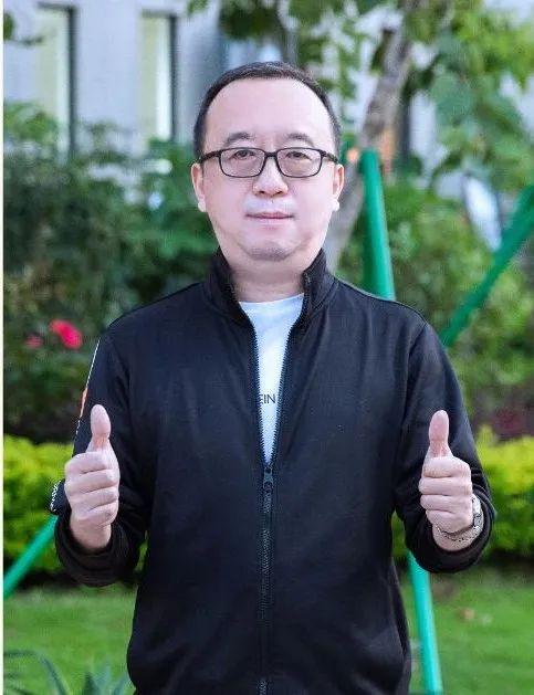 房建技术员 张强(左滑,摘下他的口罩)深铁集团运营信号工 陈志辉(左滑