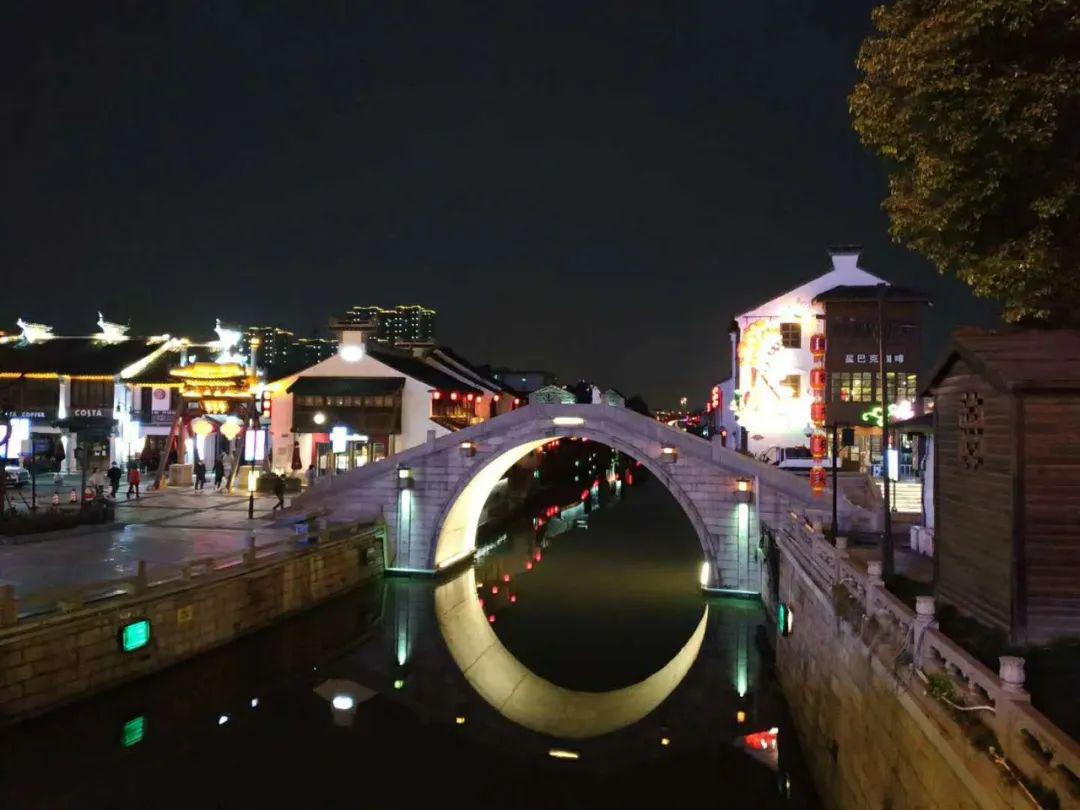 夜来的古运河桥下弯月,仿佛是天上的月亮寂寞了,坠下河塘看两岸复苏