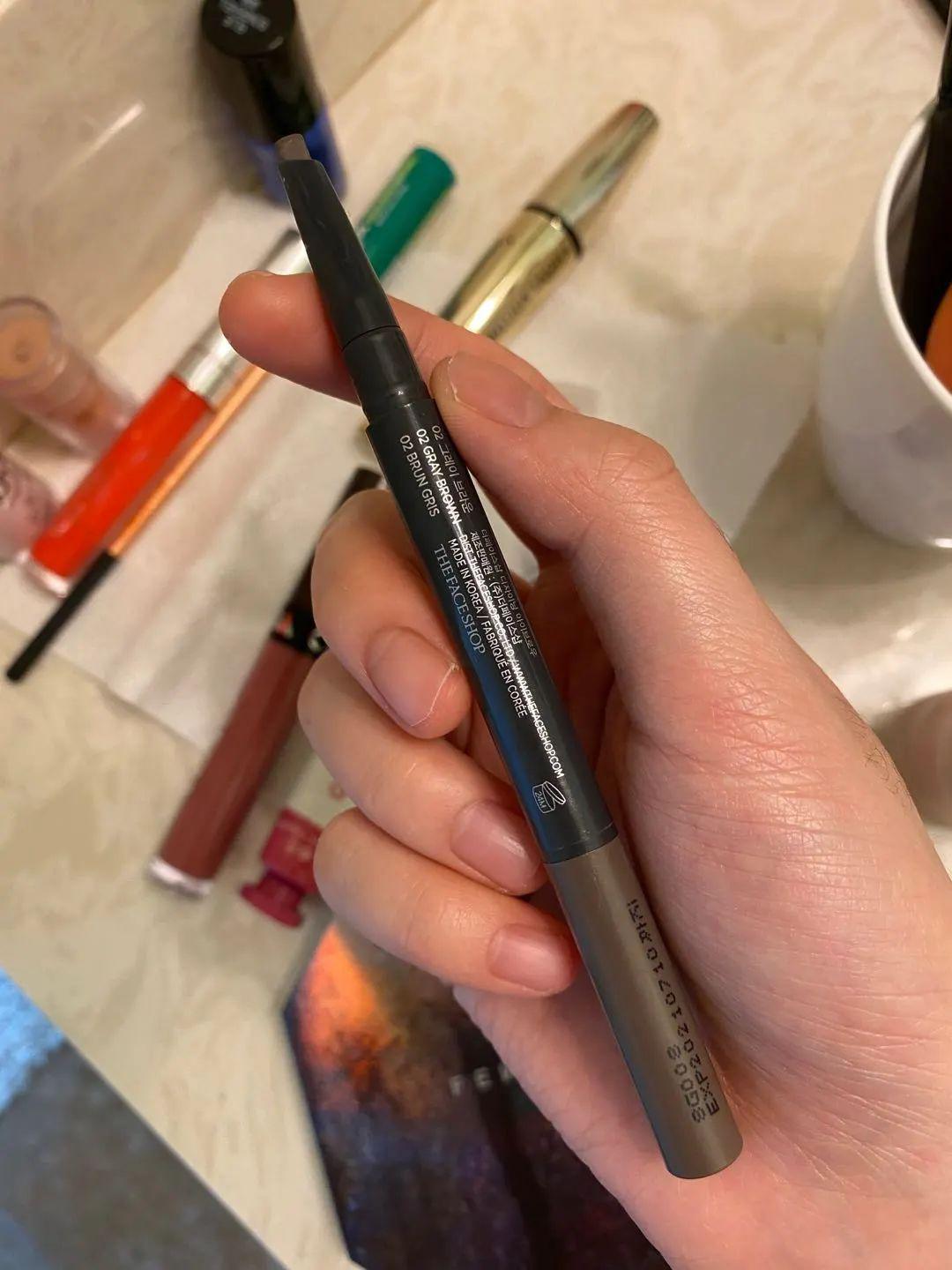 jennie爱丽小屋眉笔这款眉笔小白画起来也很容易但很容易用了一半