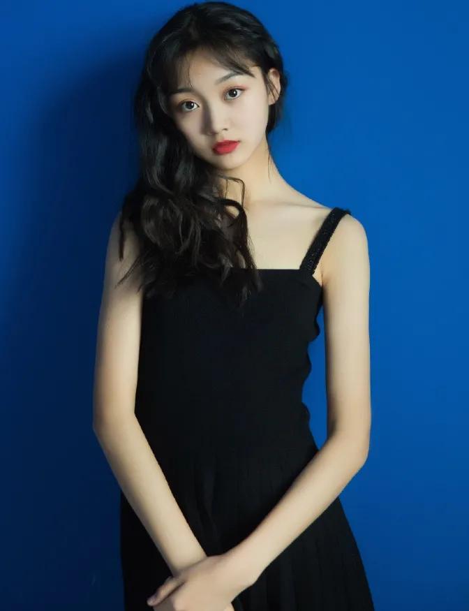 终于等到小李慧珍长大15岁就穿无痕袜秀出竹竿腿惹人夸