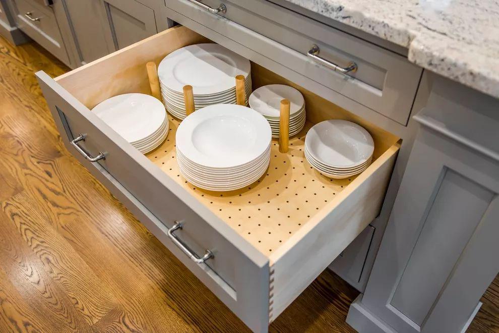 放碗的抽屉底板做成了洞洞板,可以随意插入木棍,用于隔开不同的