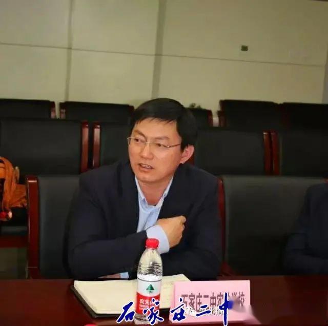 校长在启动仪式上作为礼物接收合作单位的代表分享了自己多年参与志愿