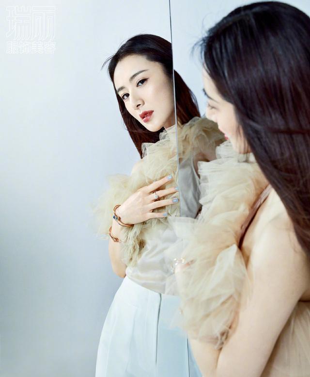 薇娅绝美大片成颜霸主播抹胸裙搭大背头堪比女明星涂红唇魅惑