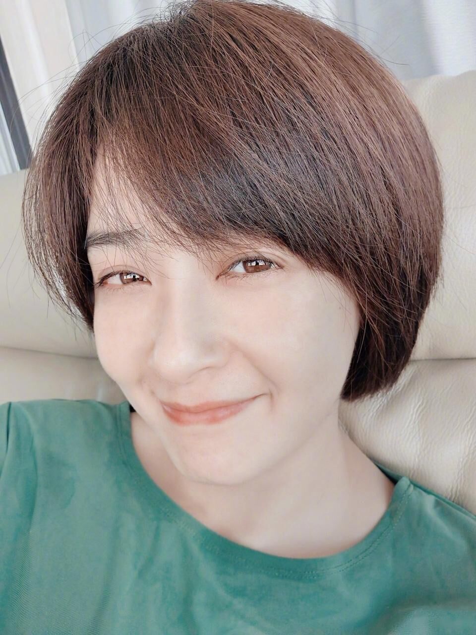 原创蒋欣晒短发自拍照气质变化明显被指太老了像五六十岁的大妈
